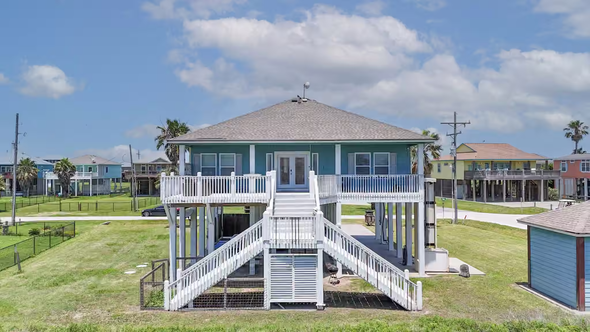 Photo of 2010 Vista Dr, Crystal Beach, TX 77650