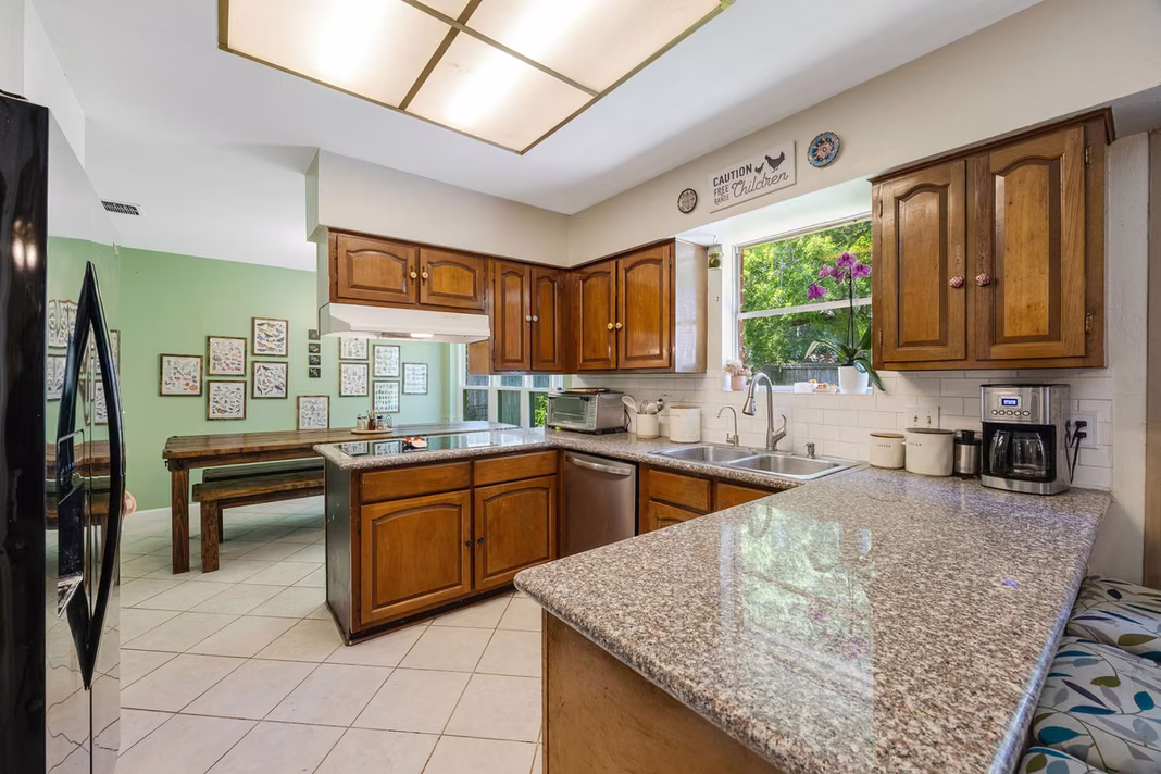 Photo 5 of 9314 Vickijohn Drive, Houston, TX