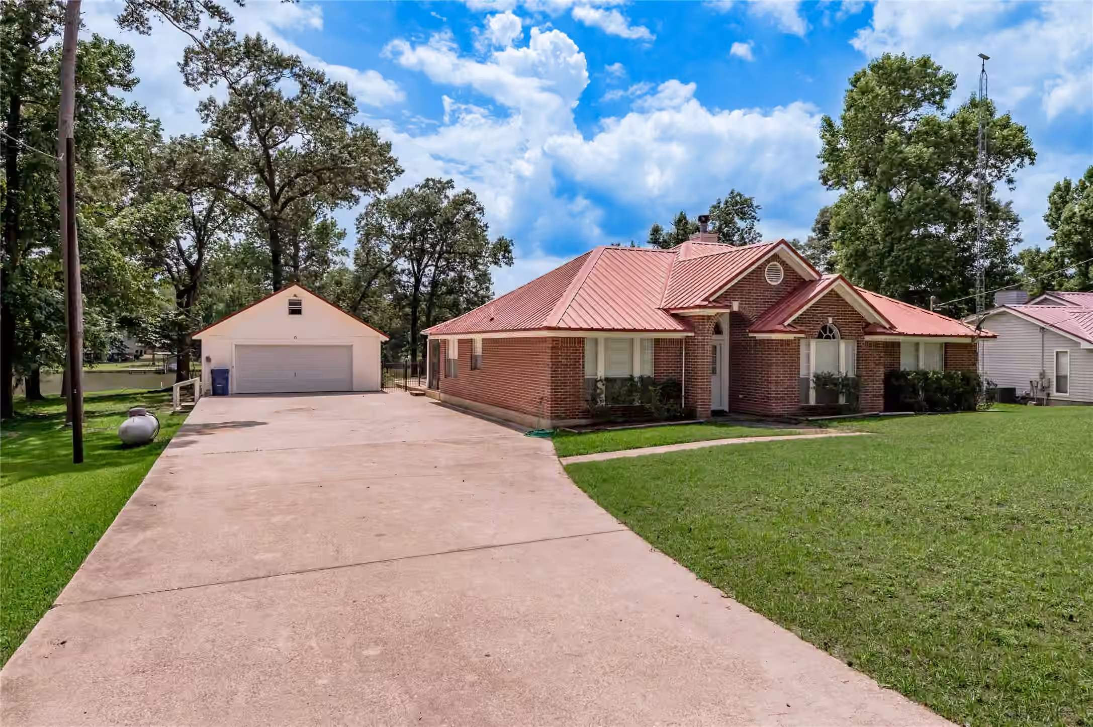 Photo 2 of 324 Red Oak Lane, Trinity, TX