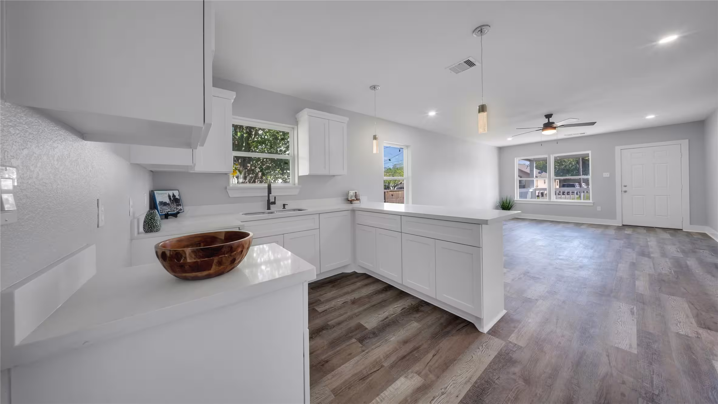 Photo 5 of 207 E Gulf Street, Baytown, TX