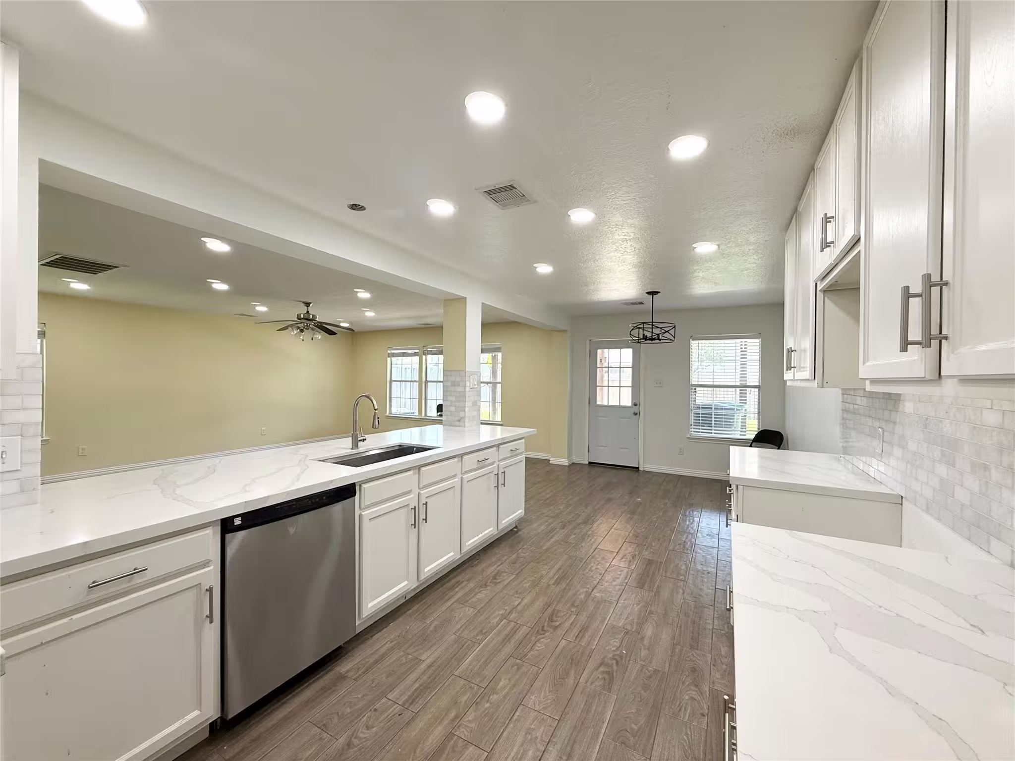 Photo 4 of 910 Staffordale Manor Lane, Houston, TX
