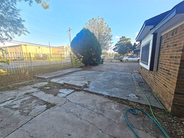 Photo 4 of 2131 Campbell Road, Houston, TX