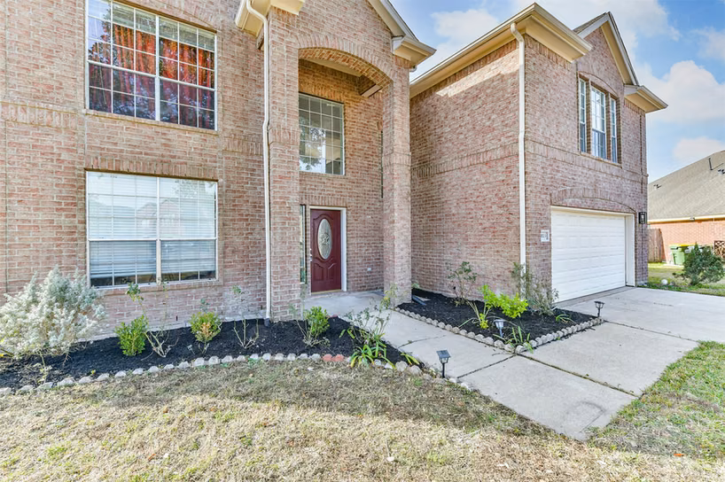 Photo 3 of 4113 Oak Point Drive, Pearland, TX