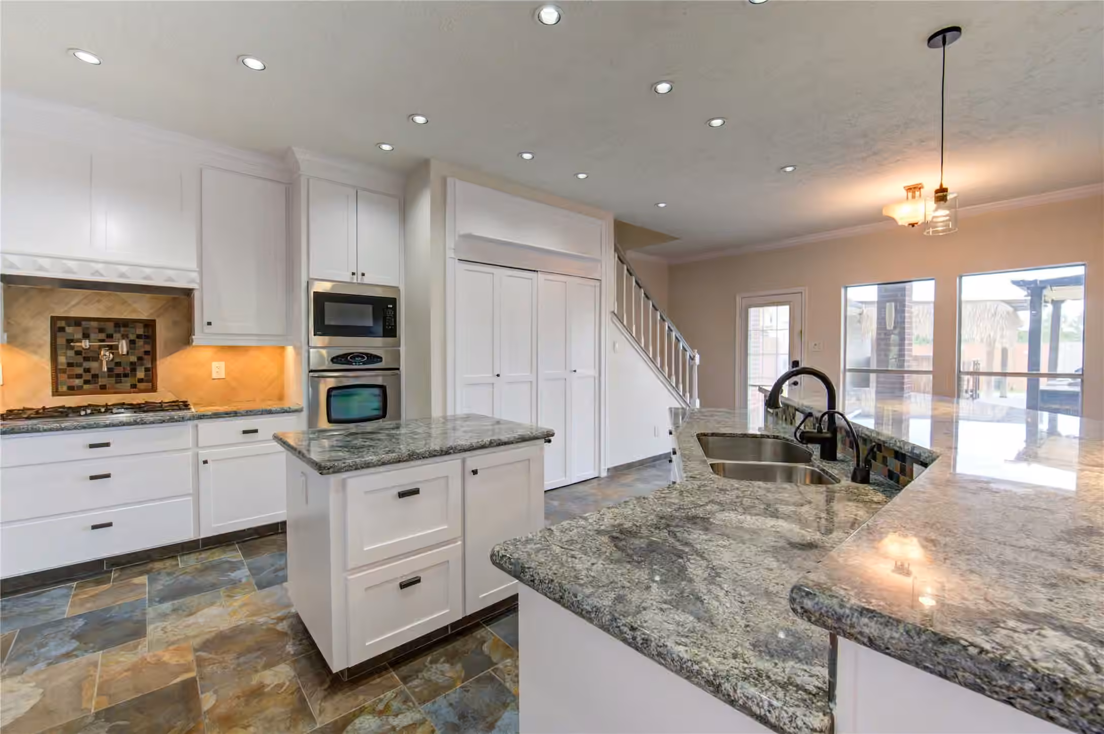 Photo 4 of 1016 Applewood Drive, Friendswood, TX
