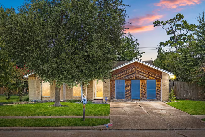 Photo of 1346 Castle Glen Drive, Houston, TX