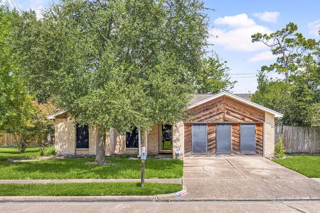 Photo 3 of 1346 Castle Glen Drive, Houston, TX