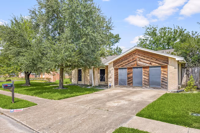 Photo 4 of 1346 Castle Glen Drive, Houston, TX