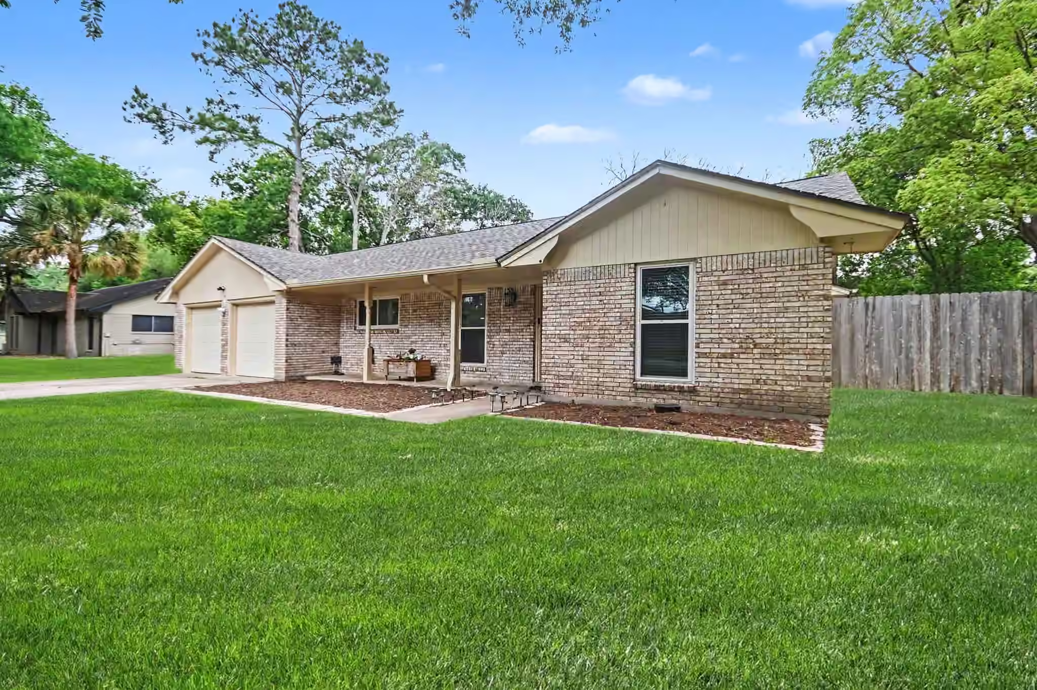 Photo 5 of 114 E Wildwinn Drive, Alvin, TX