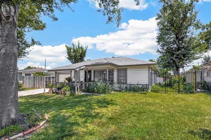 Photo 2 of 2926 Robertson Street, Houston, TX