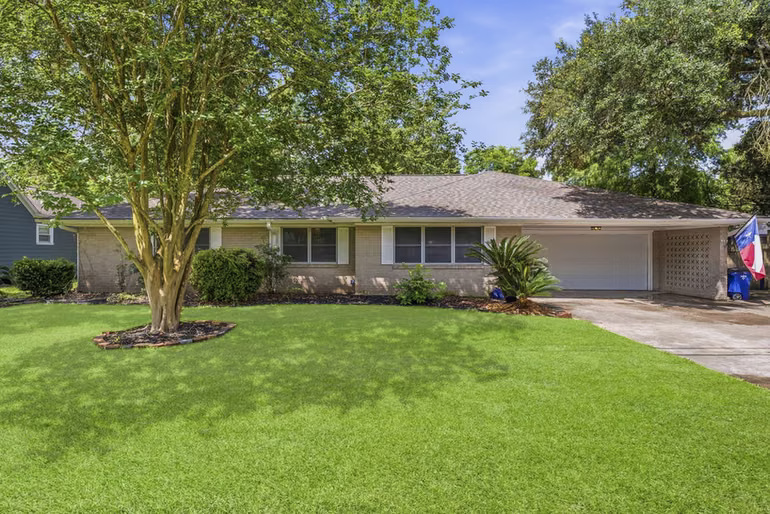 Photo of 211 S Iowa Avenue, League City, TX