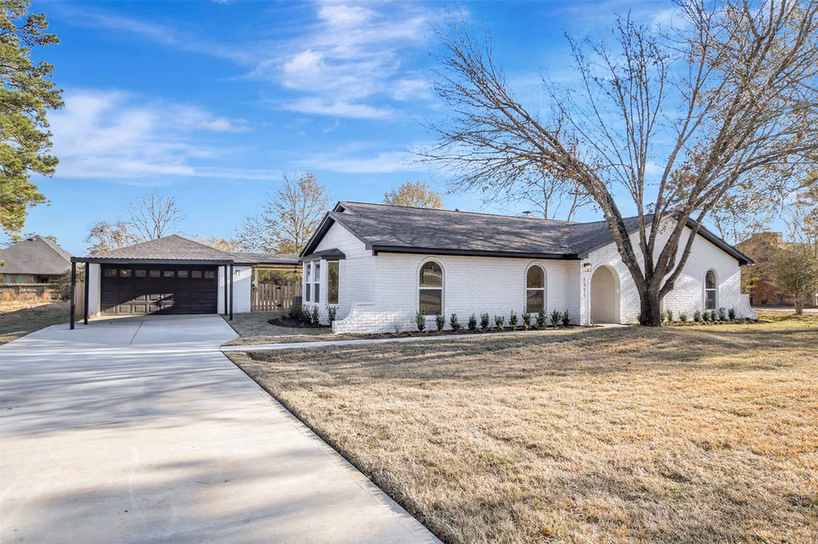 Photo 2 of 1211 Mere Drive, Pinehurst, TX