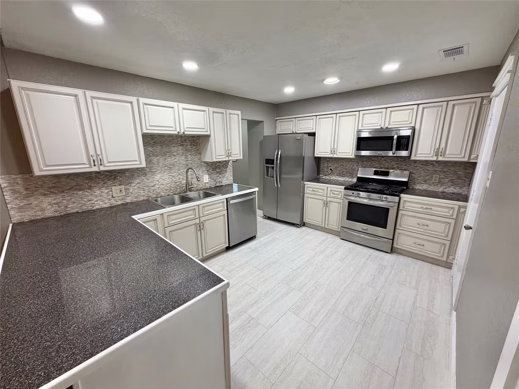 Photo 7 of 1415 Avenue E, Danbury, TX