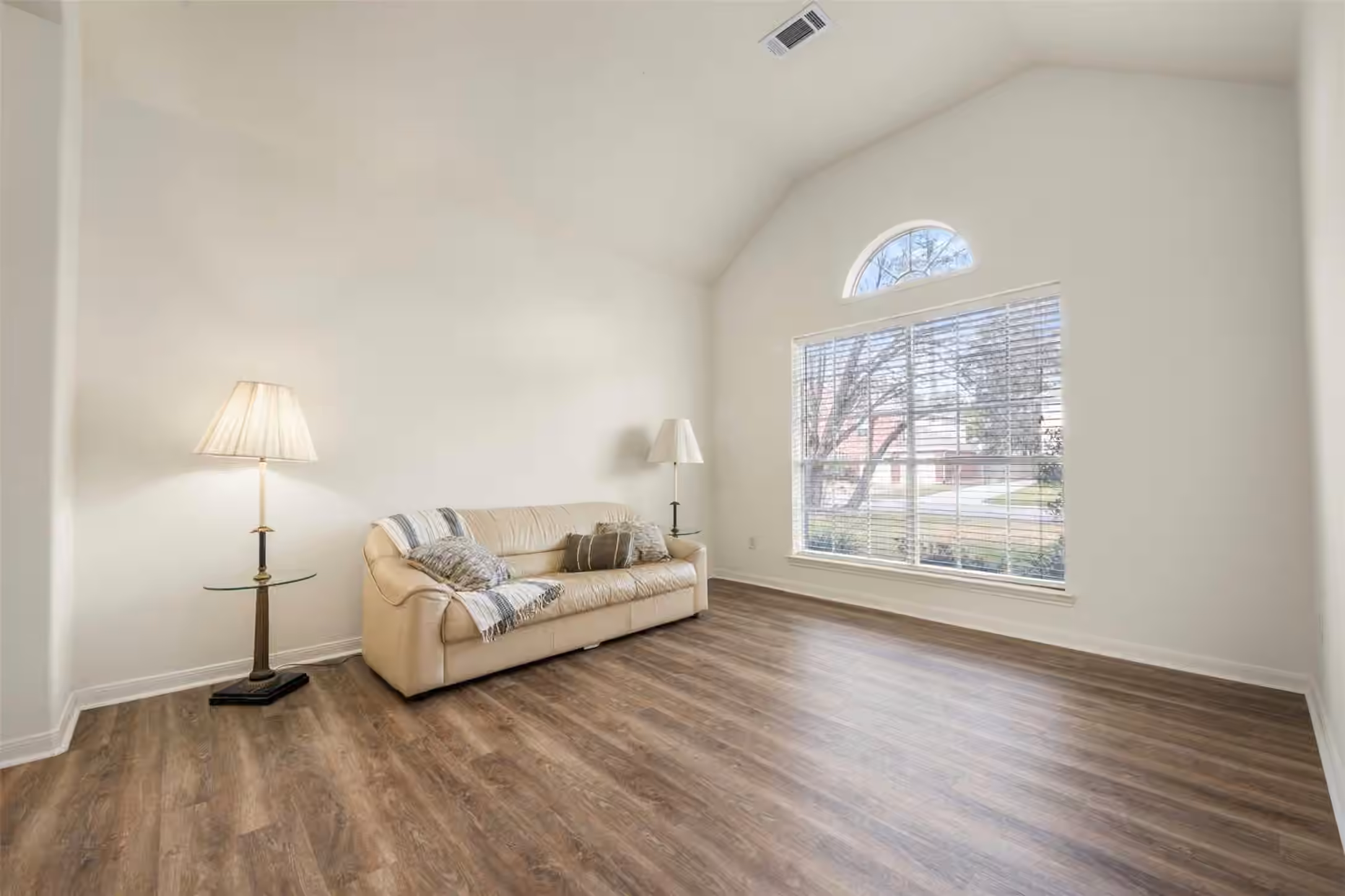Photo 5 of 9211 Memorial Hills Drive, Spring, TX