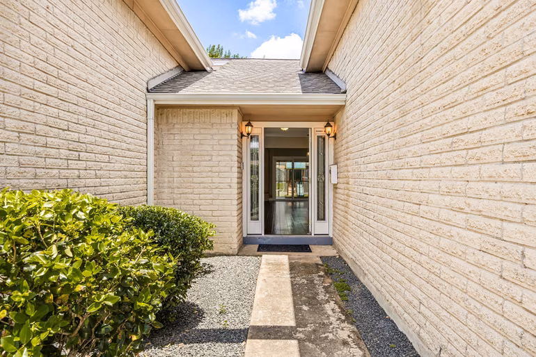 Photo 2 of 9232 Vickijohn Drive, Houston, TX