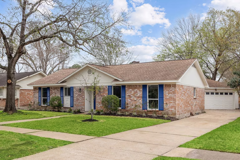 Photo 3 of 9719 Springmont Drive, Houston, TX