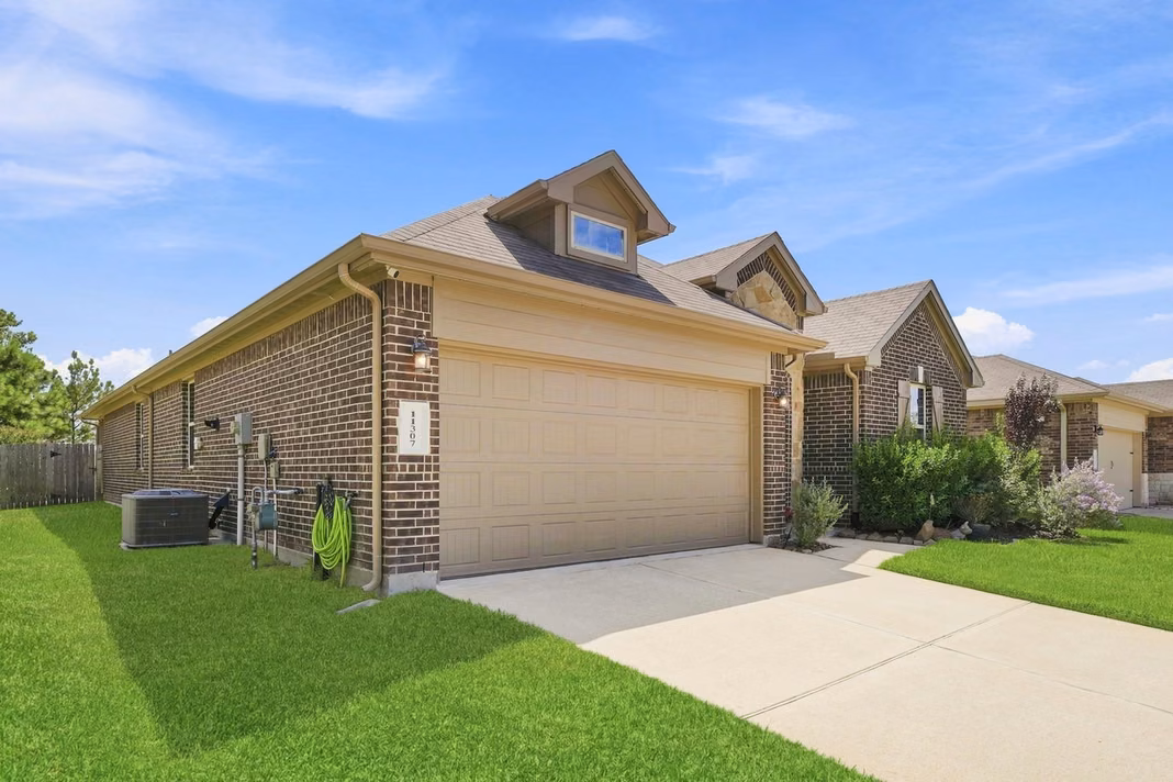 Photo 2 of 11307 Dawn Beach Lane, Conroe, TX