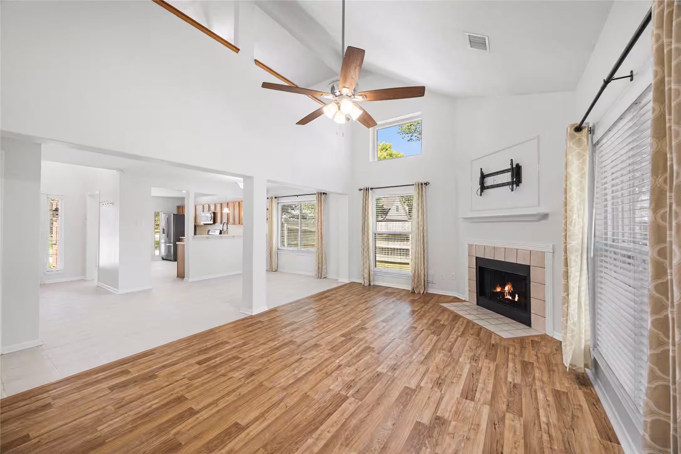 Photo 2 of 16003 Salton Point Drive, Friendswood, TX