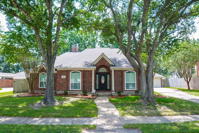 Photo 2 of 705 Eagle Lakes Drive, Friendswood, TX