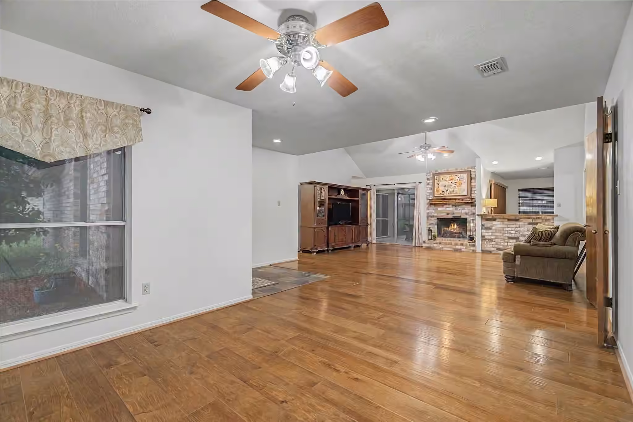 Photo 7 of 139 Spanish Moss Lane, Lake Jackson, TX