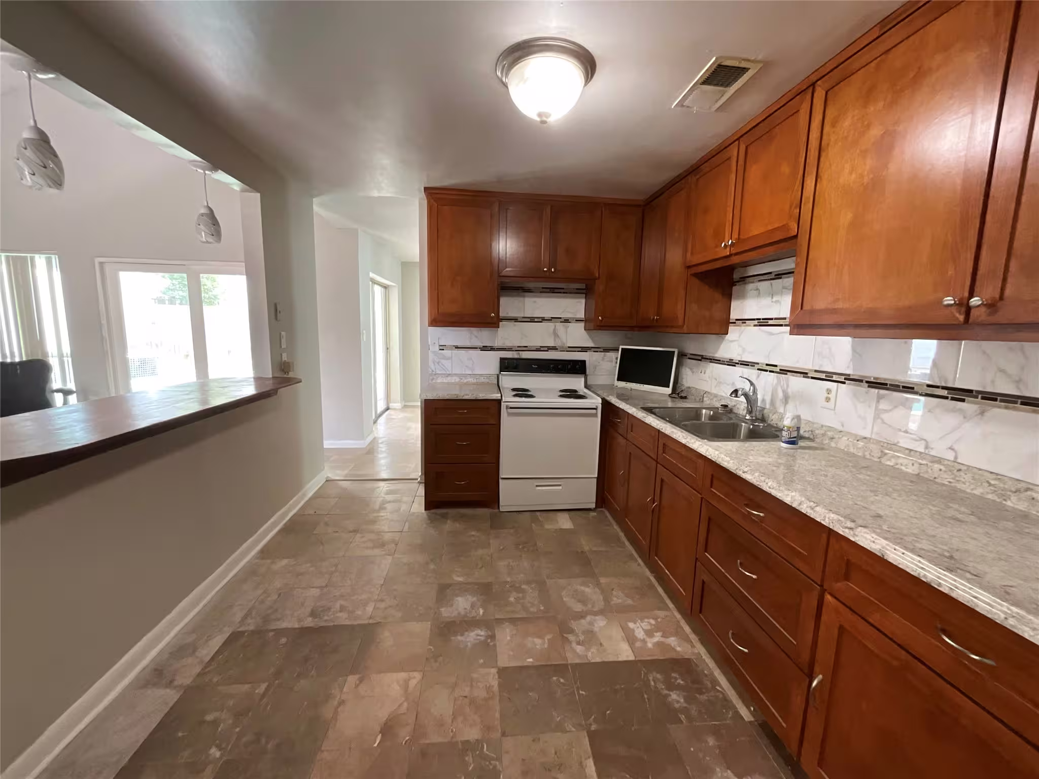 Photo 4 of 11111 Petworth Drive, Houston, TX