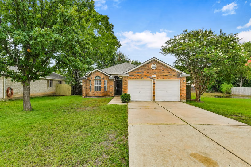 Photo of 10534 Twin Circle Dr, Montgomery, TX 77356