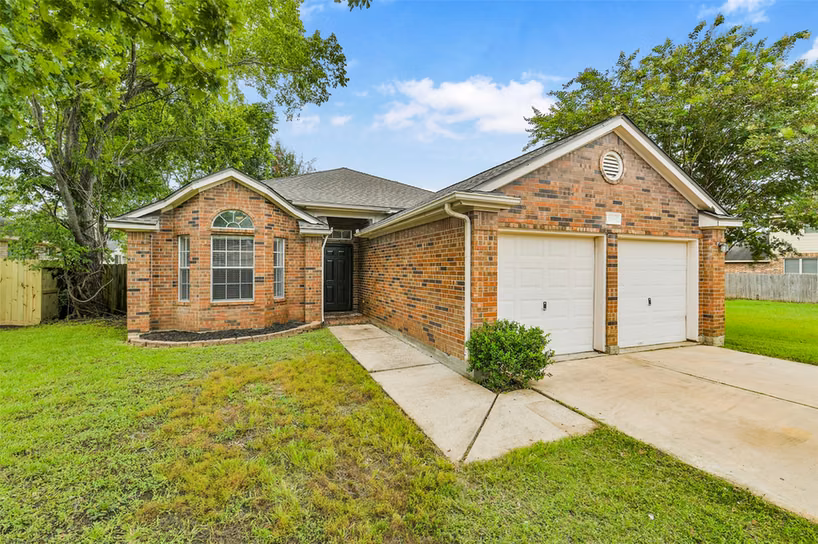 Photo 2 of 10534 Twin Circle Dr, Montgomery, TX