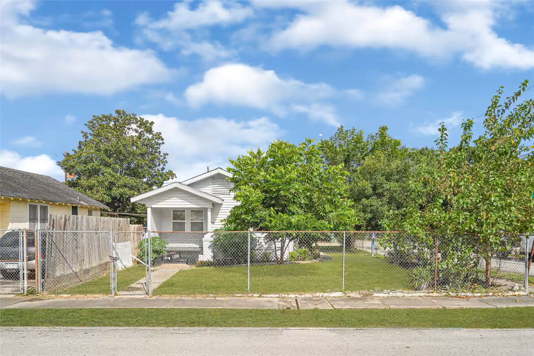 Photo 2 of 302 S 72nd Street, Houston, TX