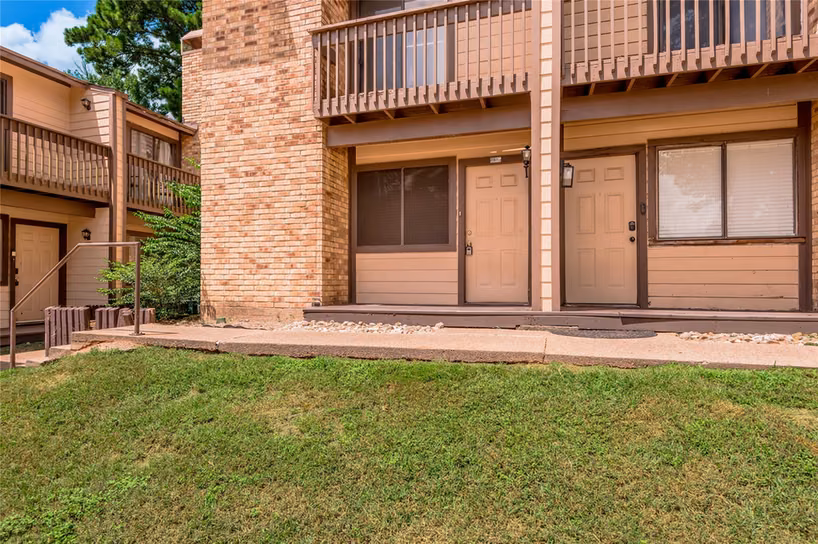 Photo 4 of 2521 Crosstimbers Street B1, Huntsville, TX