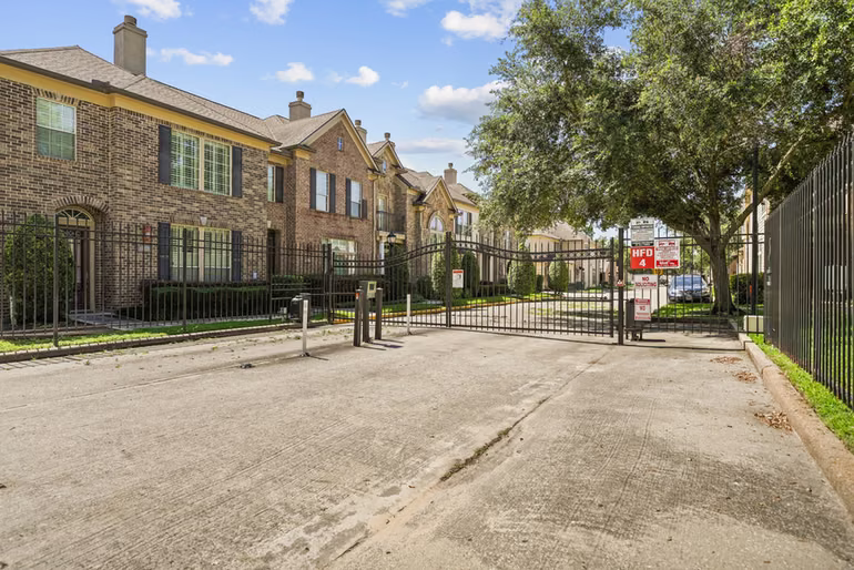 Photo 3 of 11846 Barryknoll Lane 5, Houston, TX