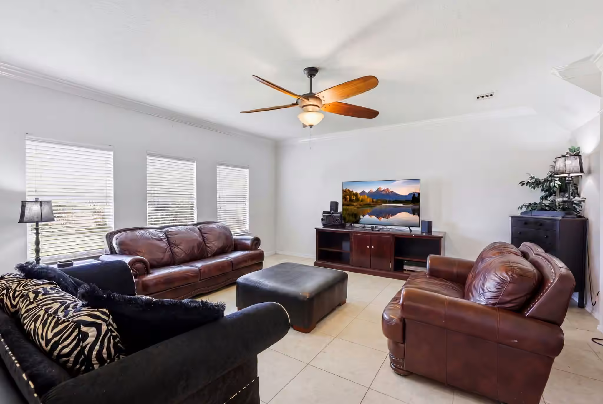 Photo 4 of 6407 Hillock Lane, Pearland, TX