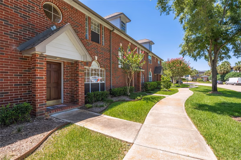 Photo 3 of 1287 El Camino Village Drive, Webster, TX