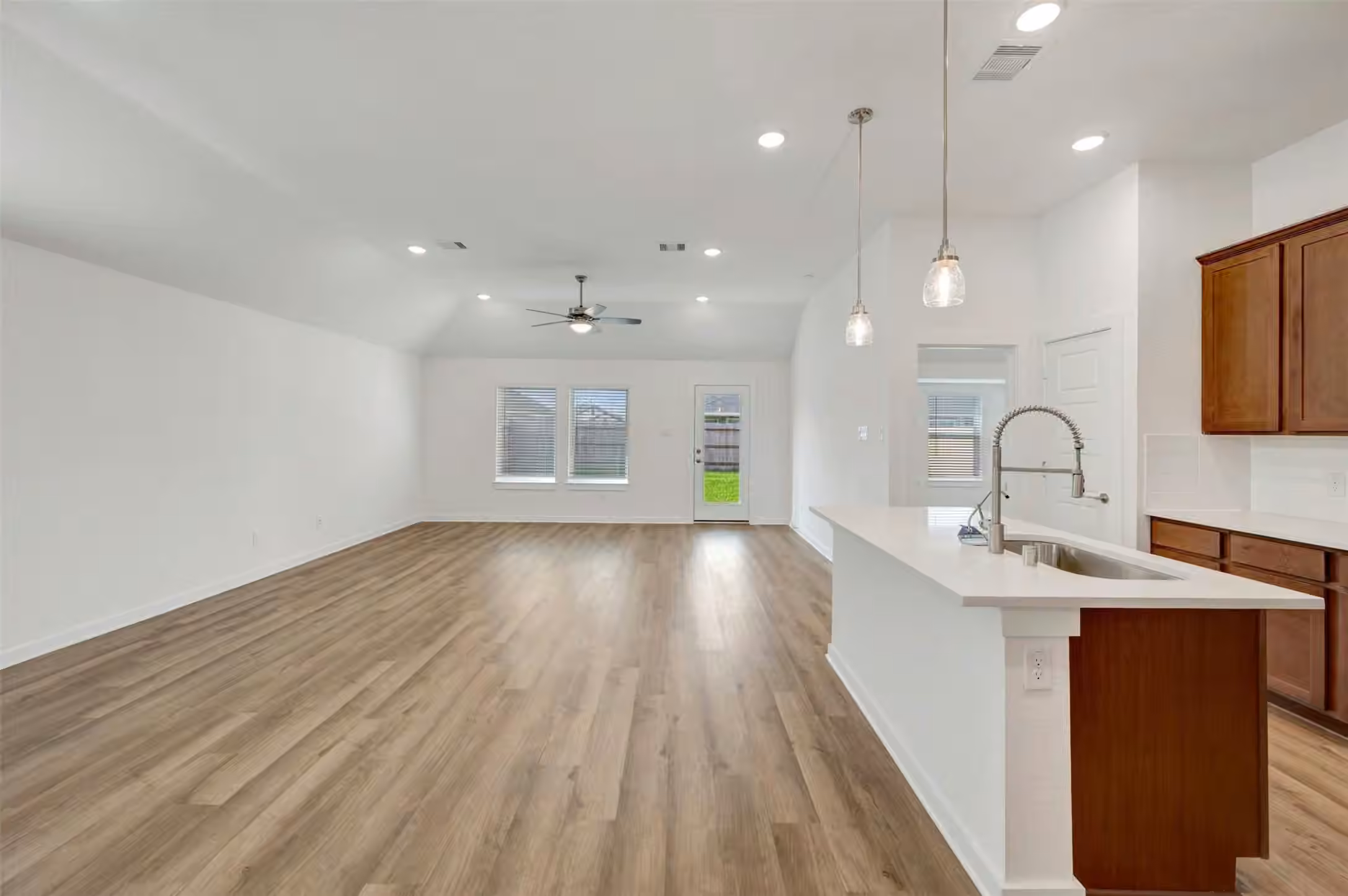 Photo 6 of 1077 Garnet Star Drive, La Marque, TX