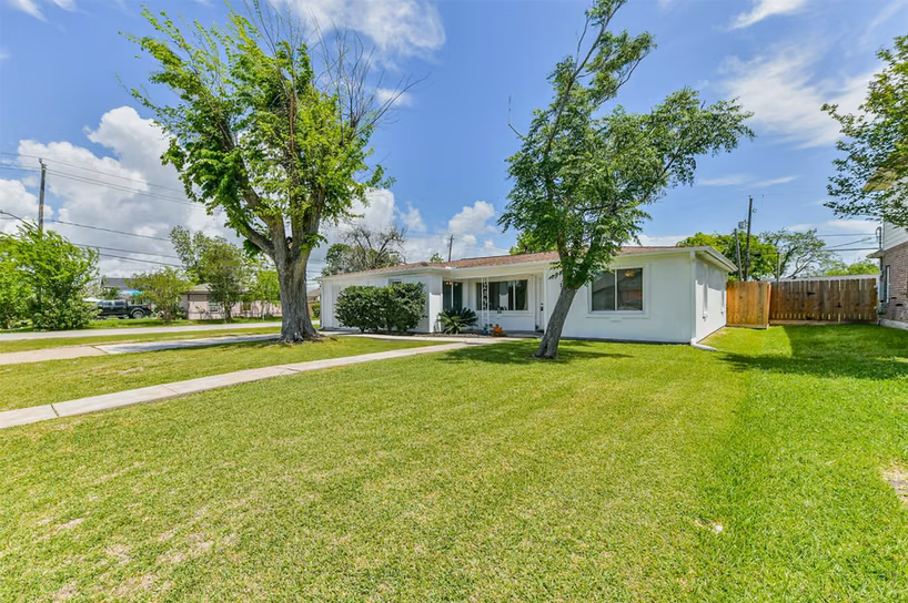 Photo 3 of 332 N 7th Street, La Porte, TX