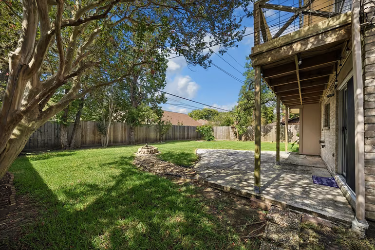 Photo 5 of 813 Lakeview Drive, Sugar Land, TX