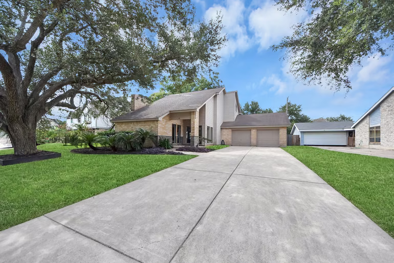 Photo 3 of 407 Hedgecroft Drive, El Lago, TX
