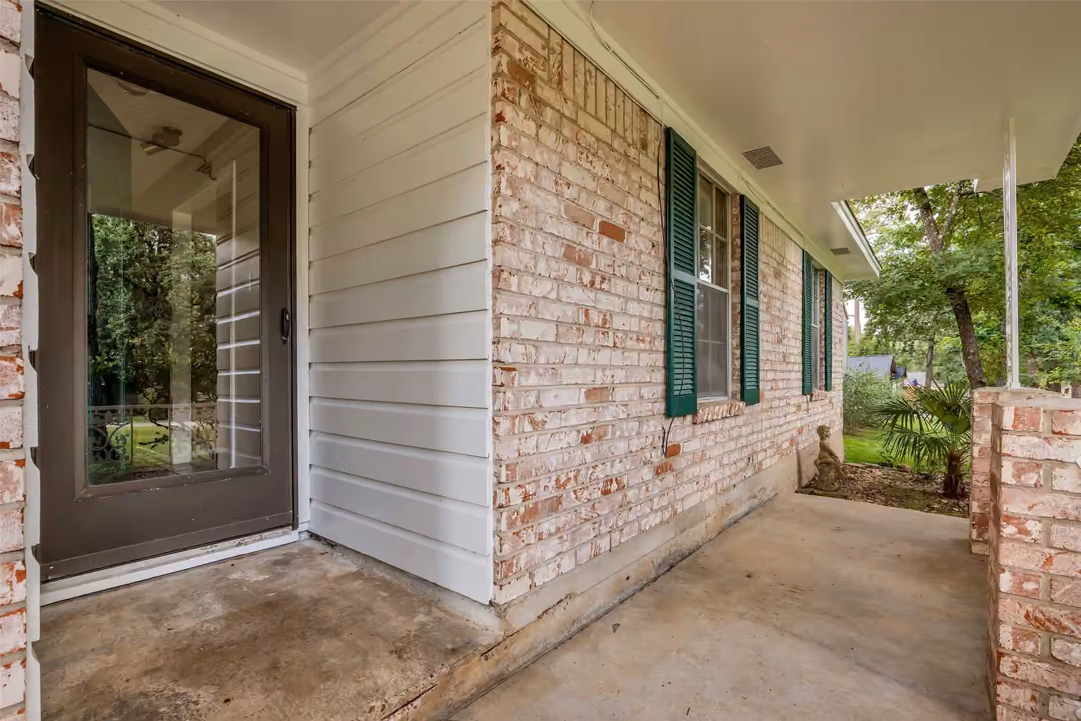 Photo 4 of 168 Greenleaf Lane, Conroe, TX