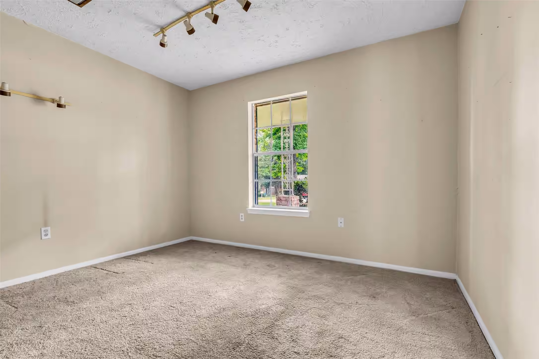 Photo 5 of 168 Greenleaf Lane, Conroe, TX