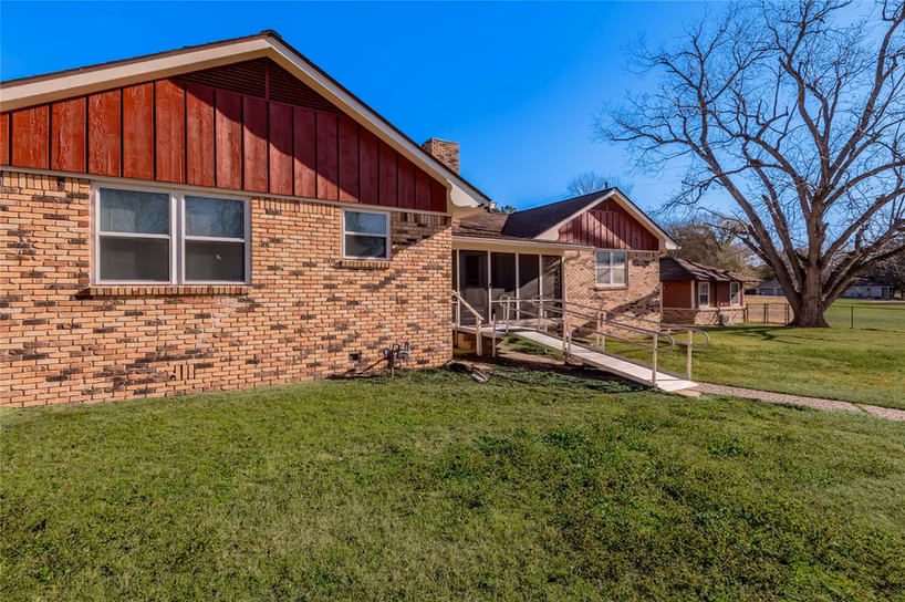 Photo 6 of 2201 Badger Lane, Huntsville, TX