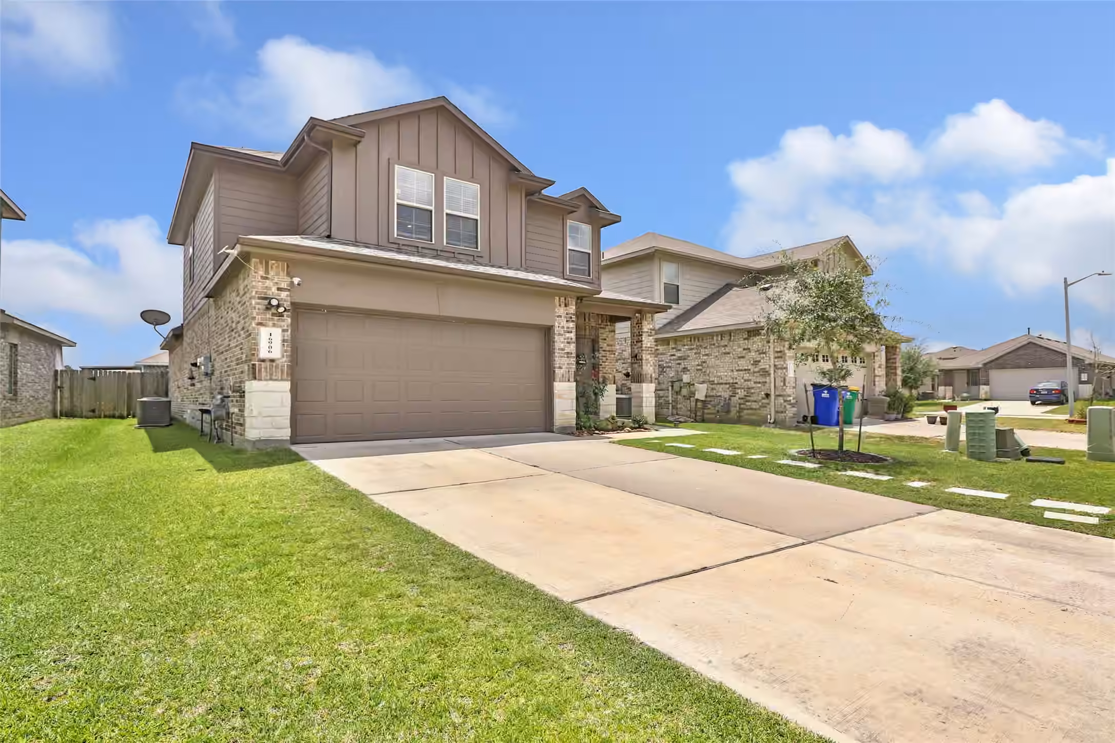 Photo 2 of 16906 Rich Pines Drive, Conroe, TX
