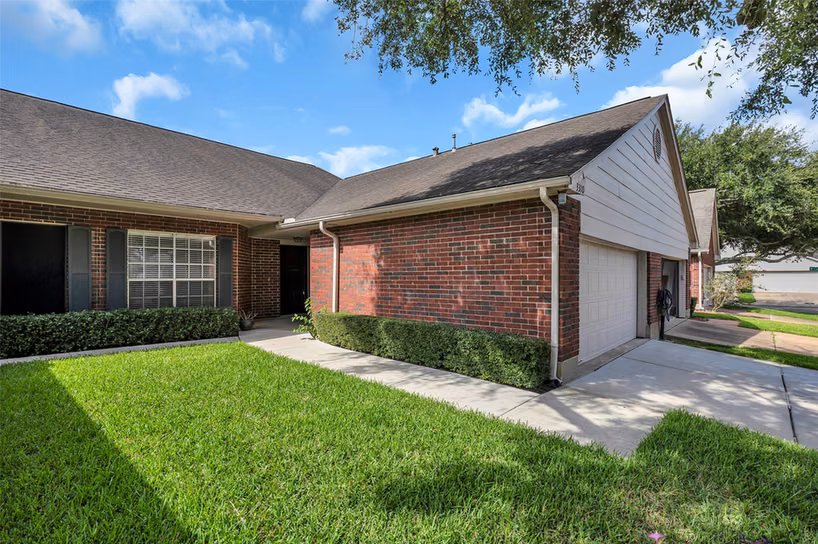 Photo 2 of 3310 Country Meadows Court, Pearland, TX