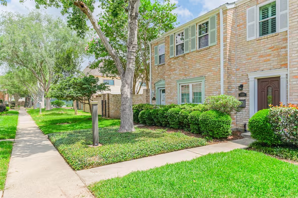 Photo 3 of 1149 Country Place Drive, Houston, TX