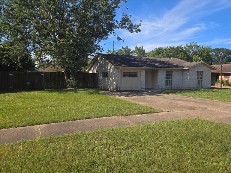 Photo 3 of 4814 Tidewater Drive, Houston, TX
