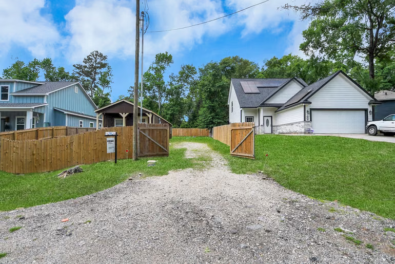 Photo 5 of 14961 Lamar Road, Willis, TX
