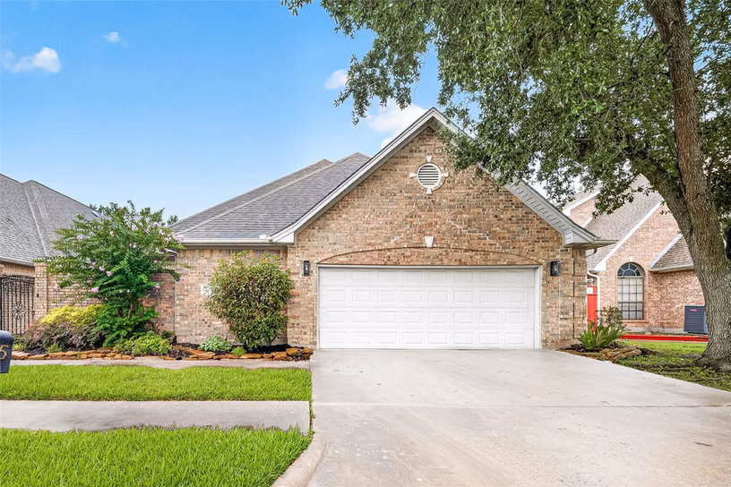 Photo 6 of 4415 Country Club View, Baytown, TX