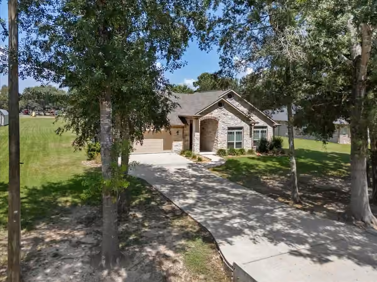 Photo 2 of 607 Oak Street, Anahuac, TX