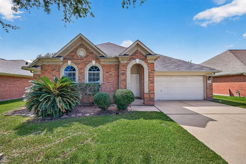 Photo 3 of 127 Oxford Court, Richmond, TX