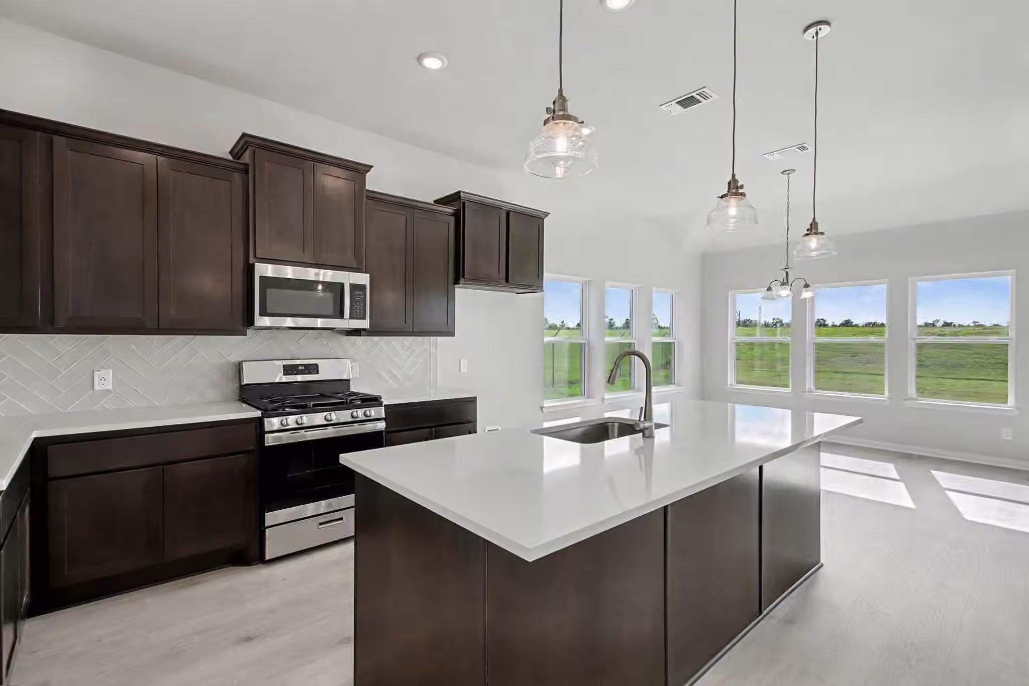 Photo of 2000 Twin Lakes Boulevard, West Columbia, TX