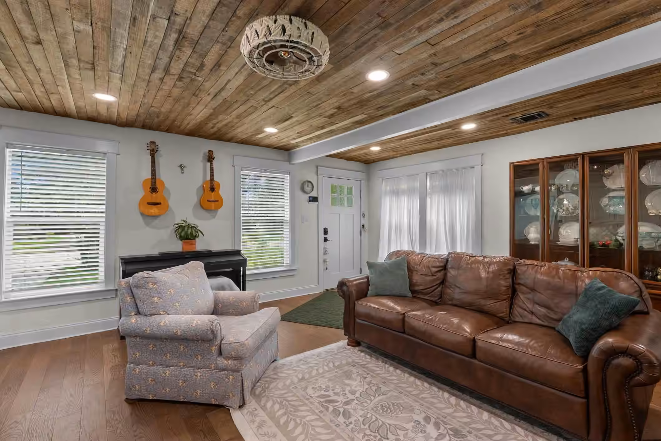 Photo 3 of 4825 Kingfisher Drive, Houston, TX
