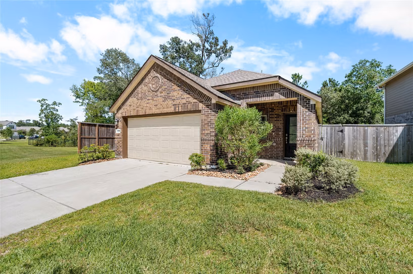 Photo 2 of 2039 Barrett Gables Drive, Crosby, TX