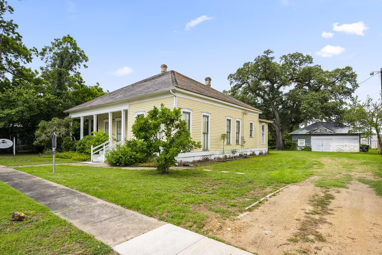 Photo 4 of 1118 Prairie Street, Columbus, TX